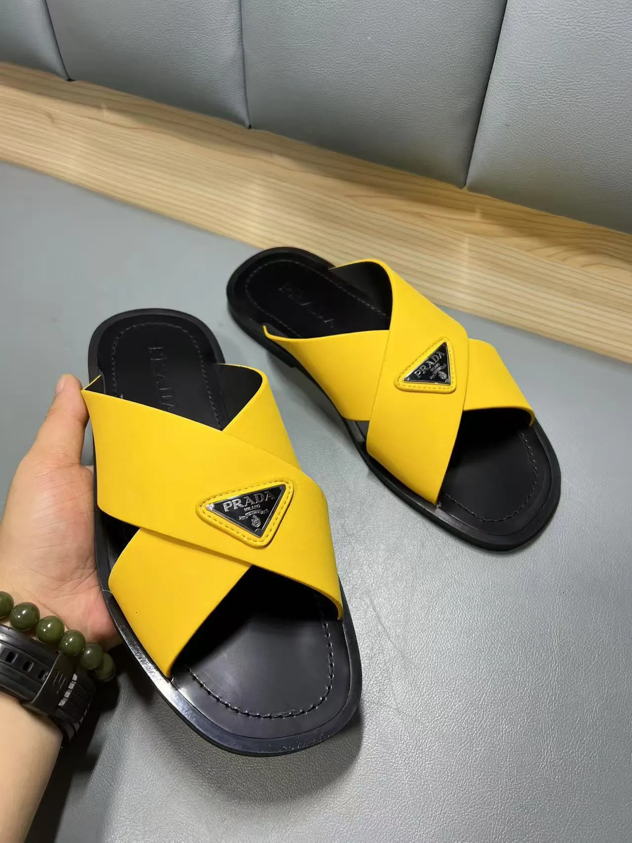 340💰PRADA Prada’s latest slippers are synchronized with the official website. This slipper is made of the brand’s unique and iconic Saffiano leather. The brand logo jumps out from the double straps, and the brand style is clearly visible. Cowhide gives men elegant charm and functional design, making it an ideal choice for vacation and leisure. Size:38-45